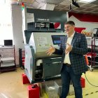 Рост спроса на своё оборудование отмечает алтайская компания «СиСорт» по итогам выставки «ЮгАгро». Предприятие прямо на стенде продало фотосепаратор и два фотобокса. С рядом участников выставки готовится подписание договоров. Интерес вызвал и представленн